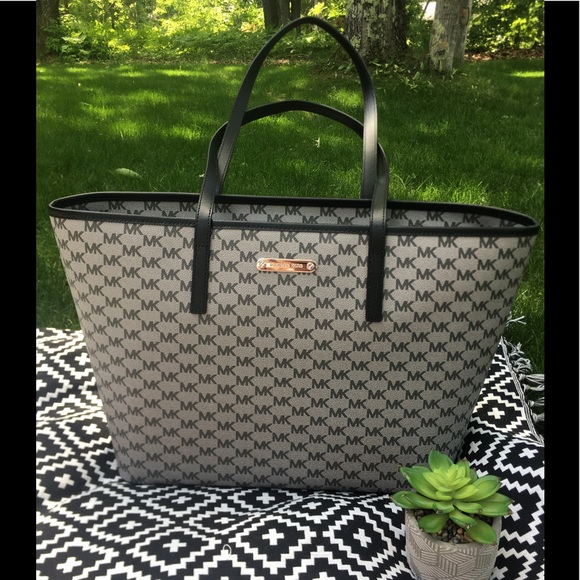 Michael Kors Handbags - NWT Michael Kors Large Emry Tote